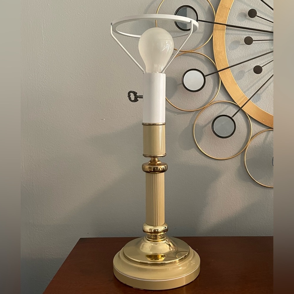Vintage MCM Toleware lamp (no lampshade), pale tan yellow base metal gold tone